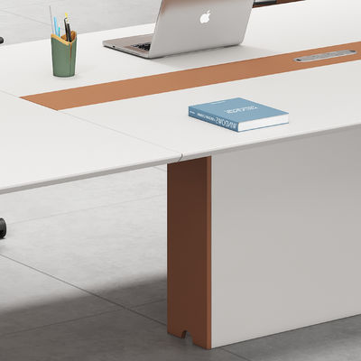 現代の木製のモジュール式オフィス家具 2人用テーブル 4人用クビック ワークステーション 管理者 スタッフ デスク